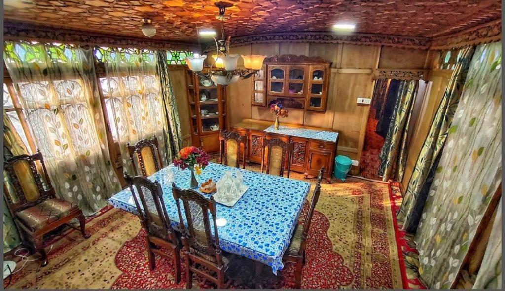 The Heritage Safina Group Of Houseboats Hotel Srīnagar Esterno foto