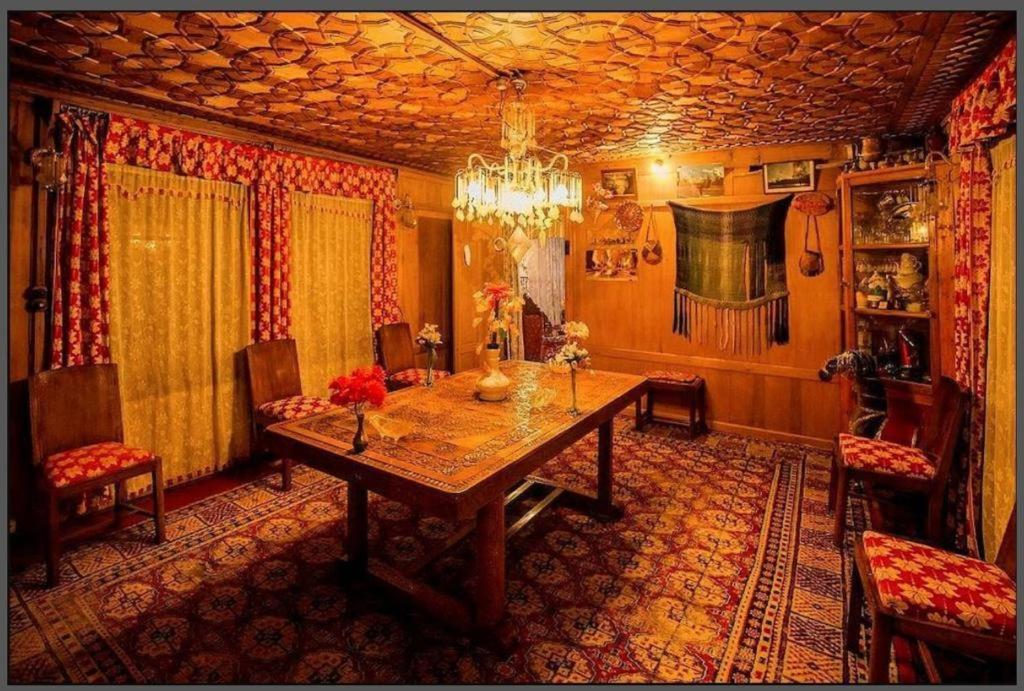 The Heritage Safina Group Of Houseboats Hotel Srīnagar Esterno foto